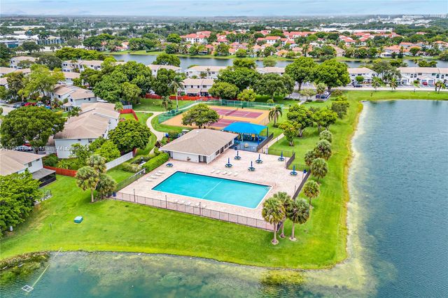 10527 NW 6th St, Pembroke Pines, FL 33026