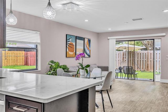 10527 NW 6th St, Pembroke Pines, FL 33026