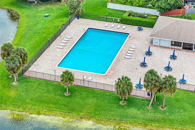 10527 NW 6th St, Pembroke Pines, FL 33026