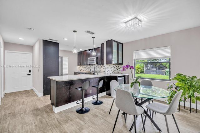 10527 NW 6th St, Pembroke Pines, FL 33026