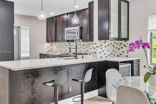10527 NW 6th St, Pembroke Pines, FL 33026