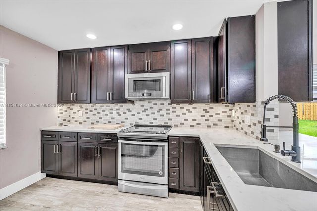 10527 NW 6th St, Pembroke Pines, FL 33026