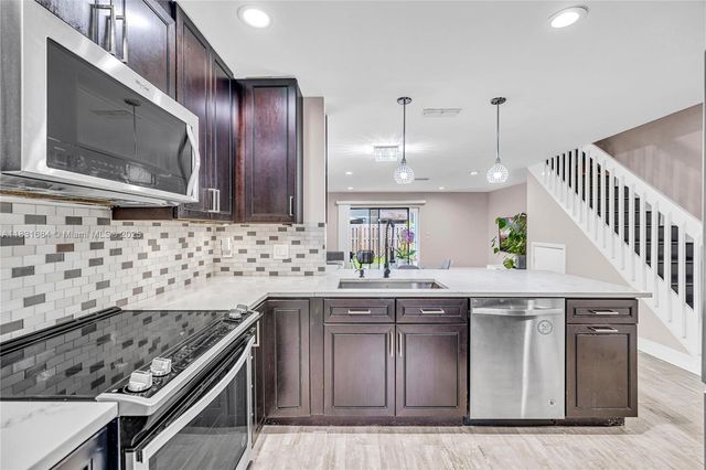 10527 NW 6th St, Pembroke Pines, FL 33026