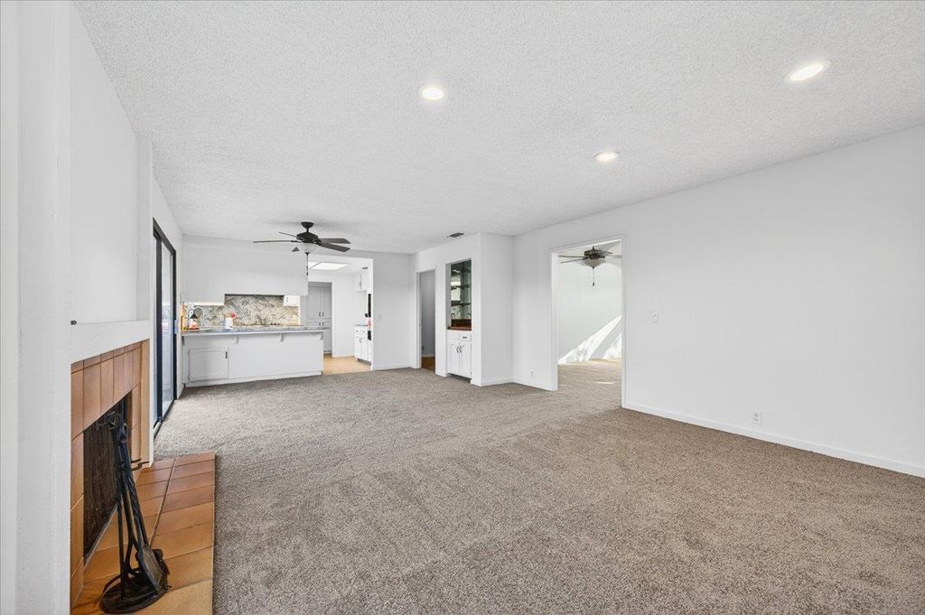 Image 19 of property listing at 6260 N Palm # 110, Fresno, CA 93704