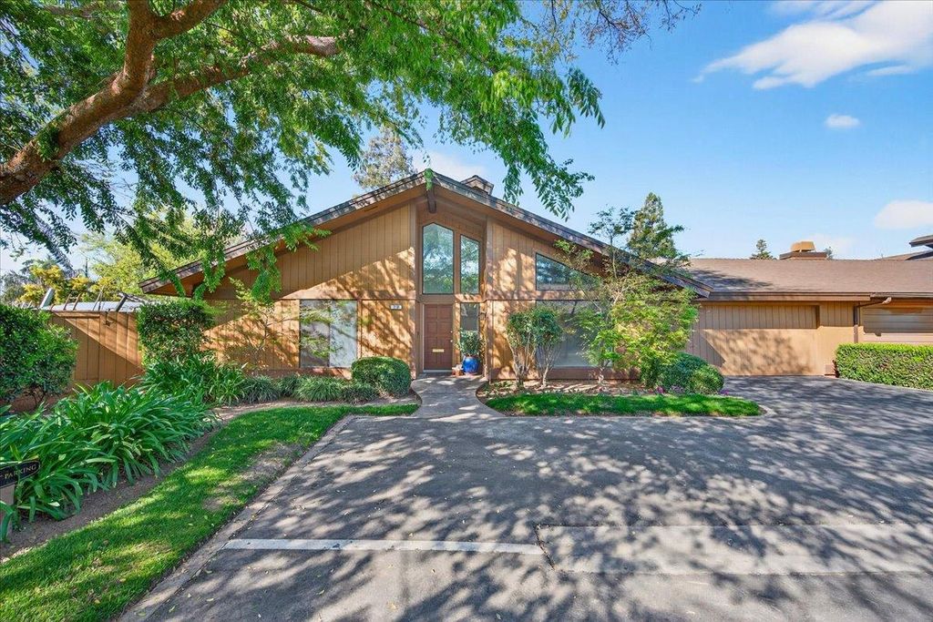 Image 2 of property listing at 6260 N Palm # 110, Fresno, CA 93704