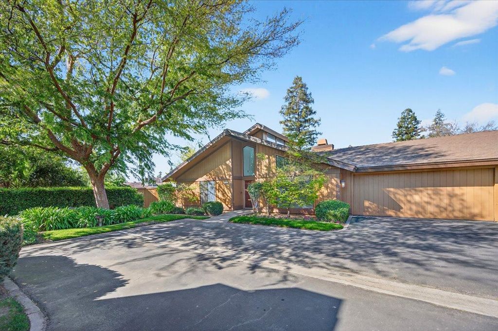 Image 3 of property listing at 6260 N Palm # 110, Fresno, CA 93704