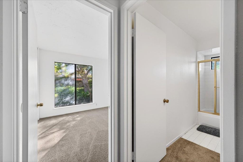 Image 31 of property listing at 6260 N Palm # 110, Fresno, CA 93704