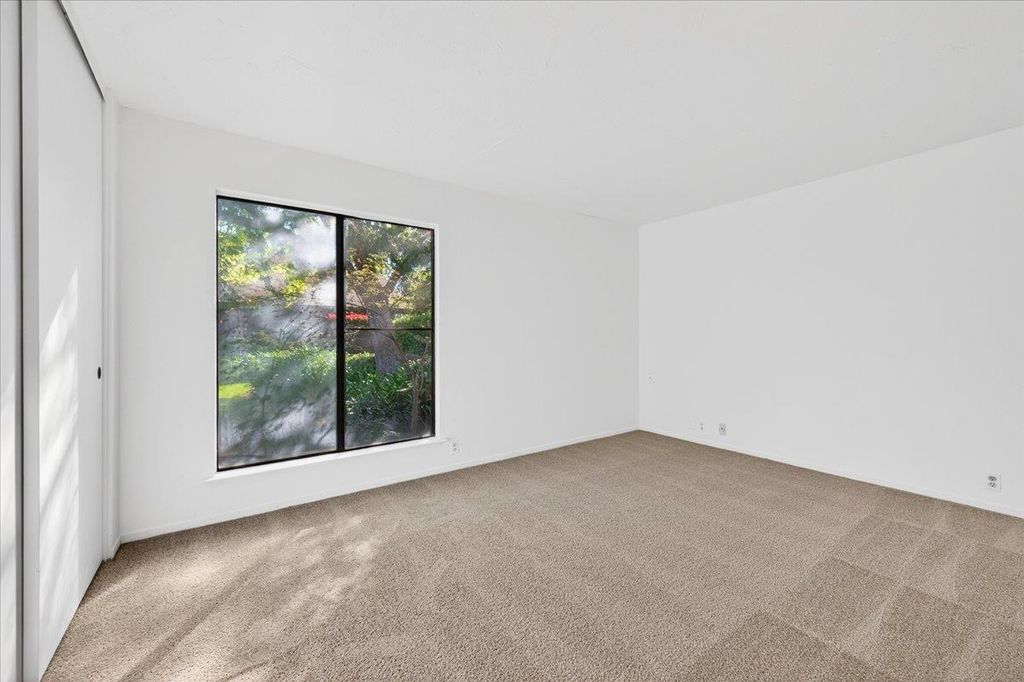 Image 33 of property listing at 6260 N Palm # 110, Fresno, CA 93704