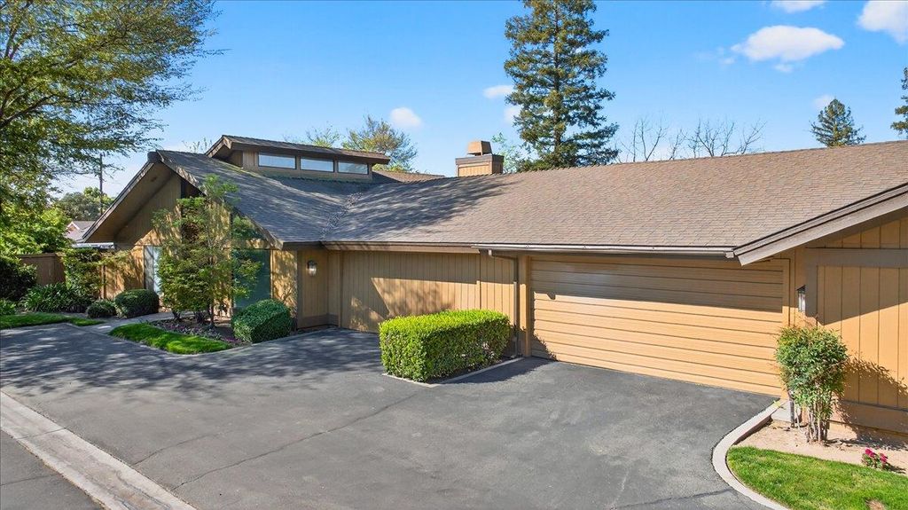Image 4 of property listing at 6260 N Palm # 110, Fresno, CA 93704