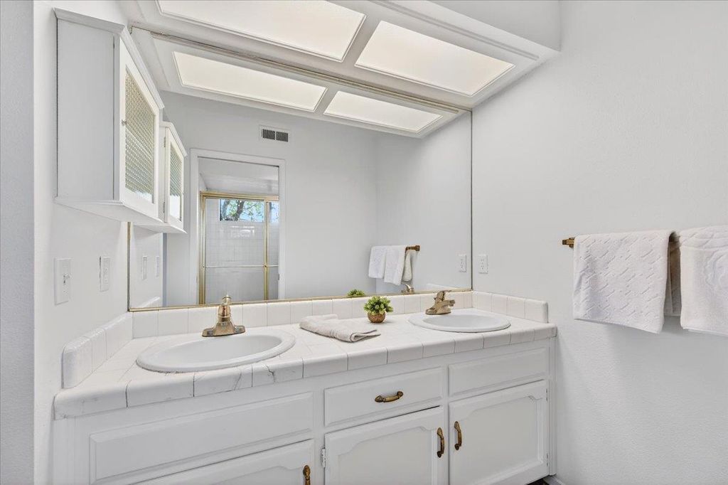 Image 43 of property listing at 6260 N Palm # 110, Fresno, CA 93704