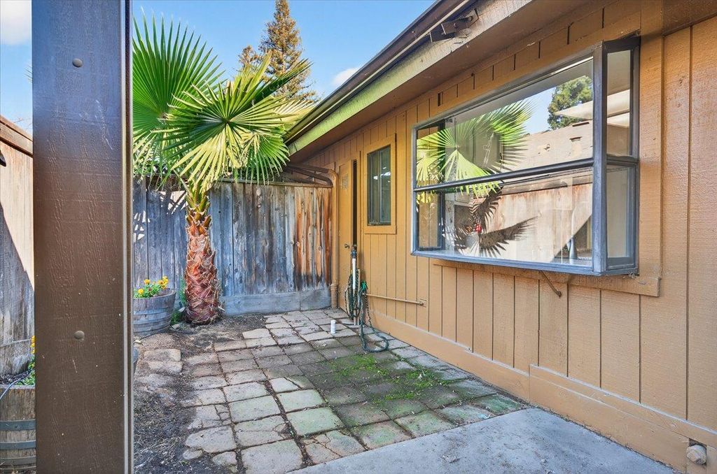 Image 49 of property listing at 6260 N Palm # 110, Fresno, CA 93704