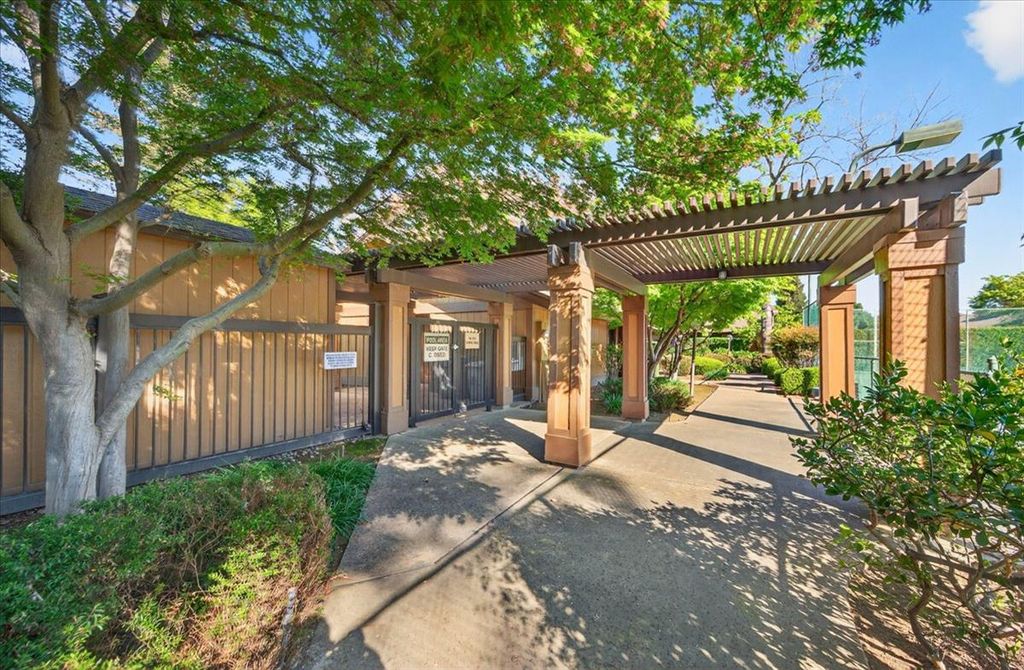Image 52 of property listing at 6260 N Palm # 110, Fresno, CA 93704