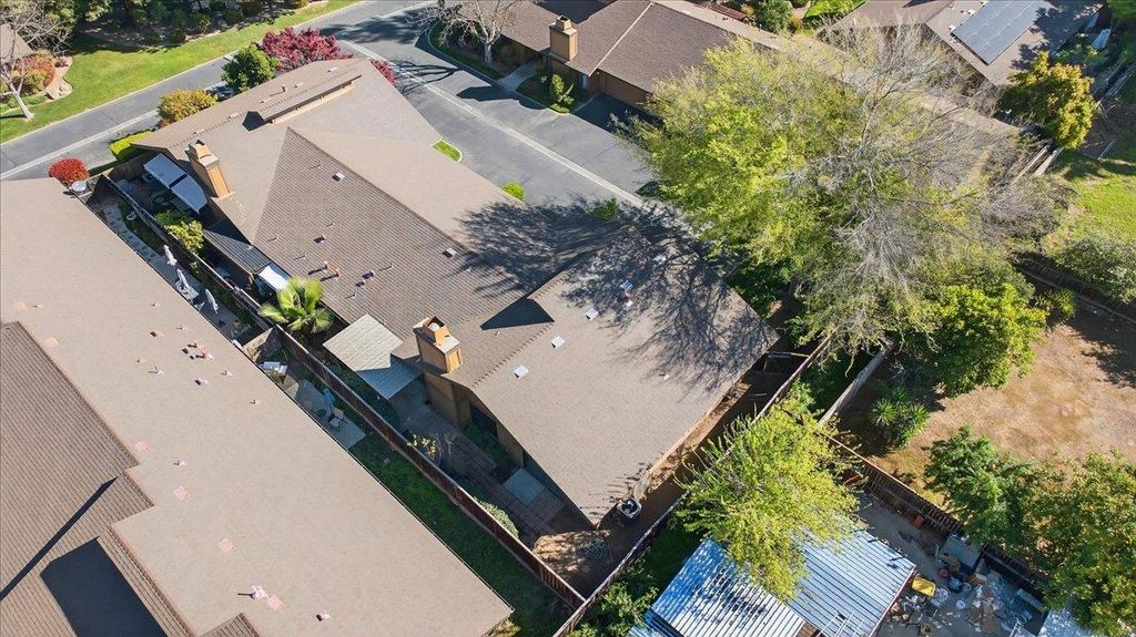 Image 61 of property listing at 6260 N Palm # 110, Fresno, CA 93704
