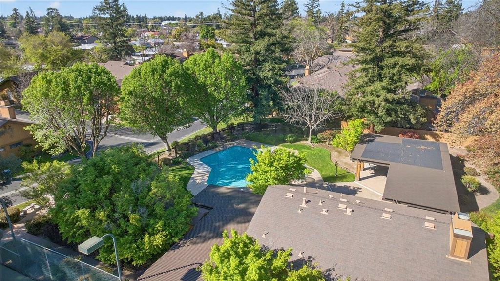 Image 65 of property listing at 6260 N Palm # 110, Fresno, CA 93704