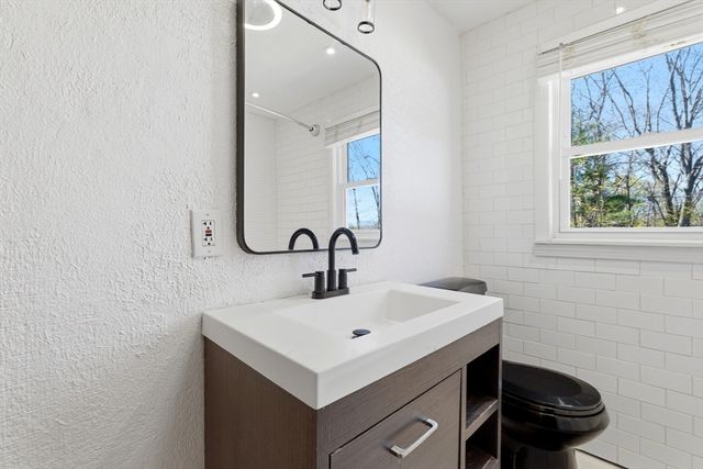 11 Cannon Rock Rd, Lynn, MA 01904