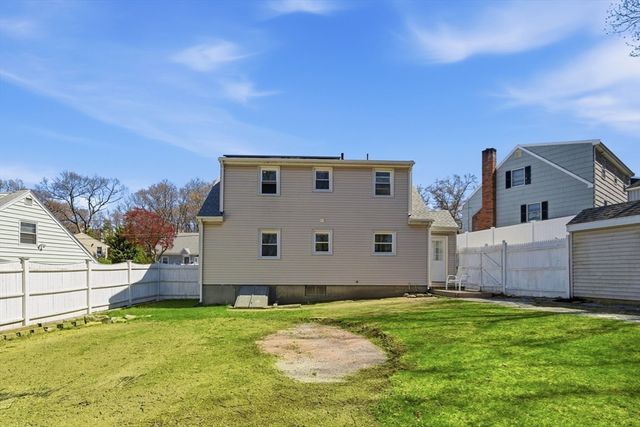 11 Cannon Rock Rd, Lynn, MA 01904