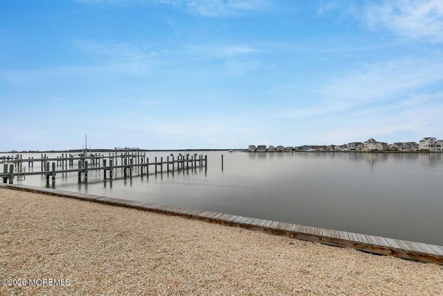 521 Bayview Drive, Toms River, NJ 08753