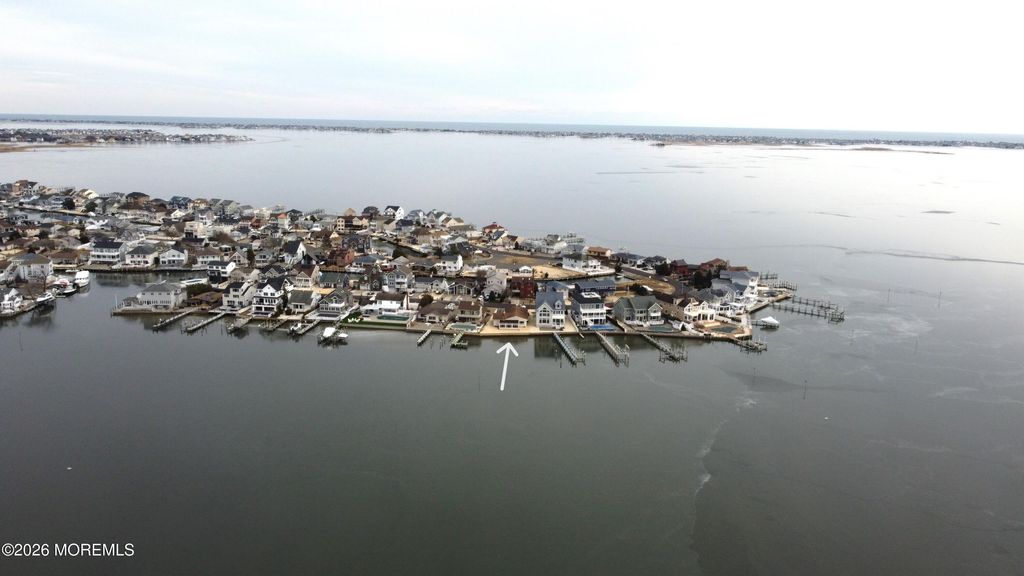 521 Bayview Drive, Toms River, NJ 08753