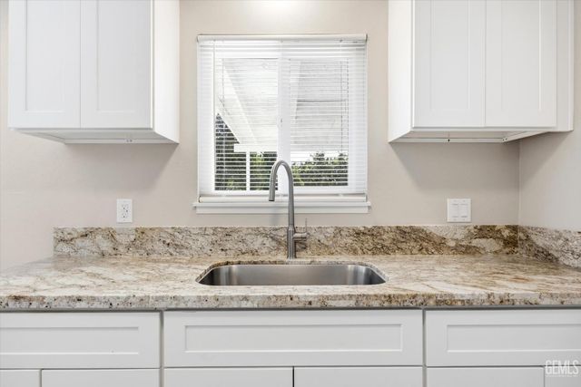 613 Zinnia Street, Bakersfield, CA 93307