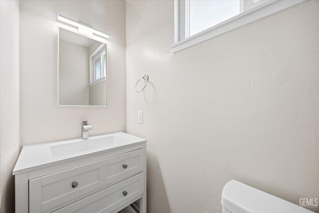 613 Zinnia Street, Bakersfield, CA 93307