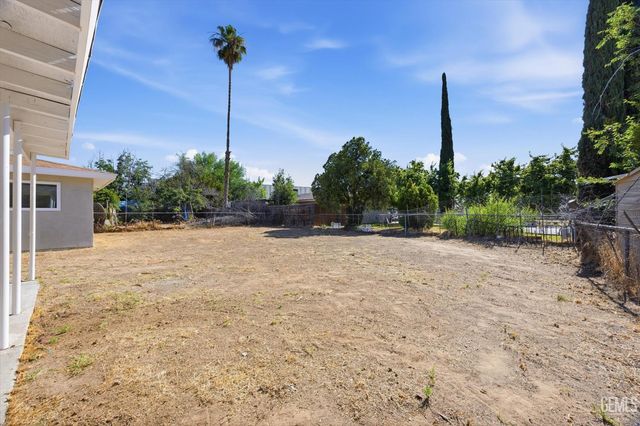 613 Zinnia Street, Bakersfield, CA 93307