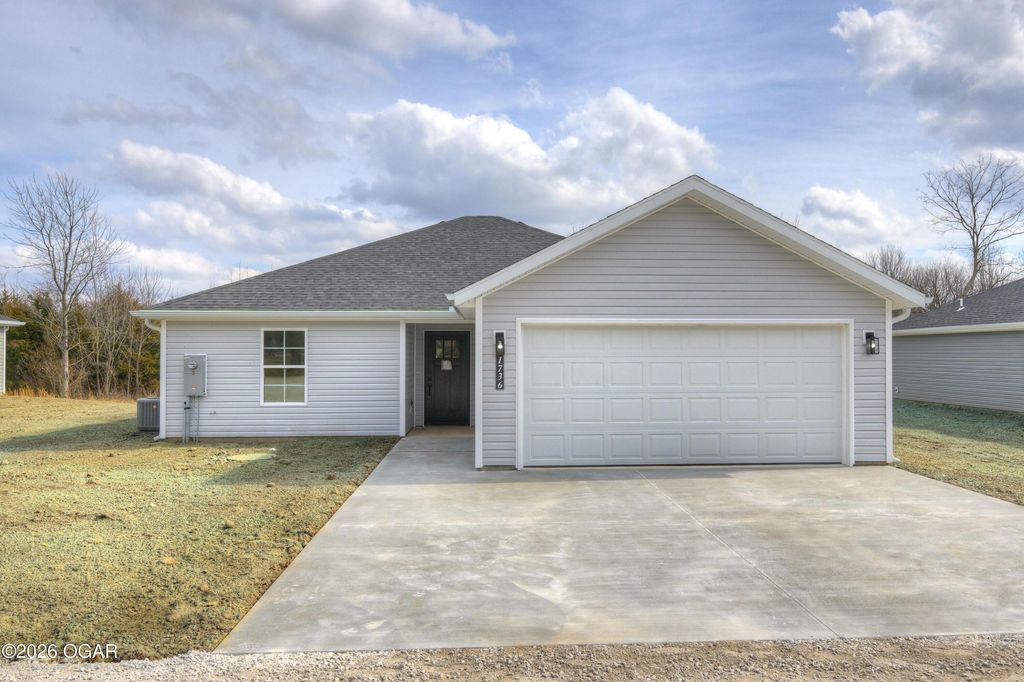 1736 Robertson Avenue, Carthage, MO 64836