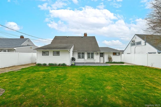 24 Cloister Lane, Hicksville, NY 11801