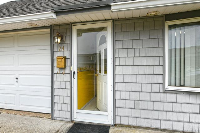 24 Cloister Lane, Hicksville, NY 11801
