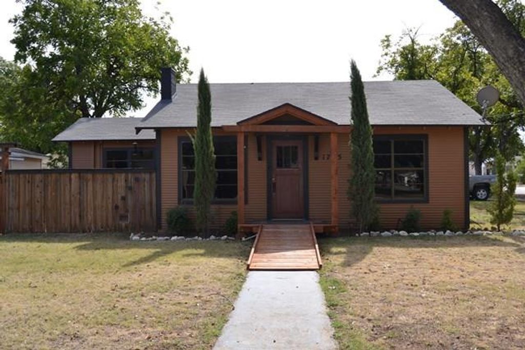 Image 1 of property listing at 1725 W Ave M, San Angelo, TX 76903