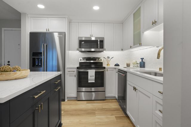 4075 W 51st Street 302, Edina, MN 55424