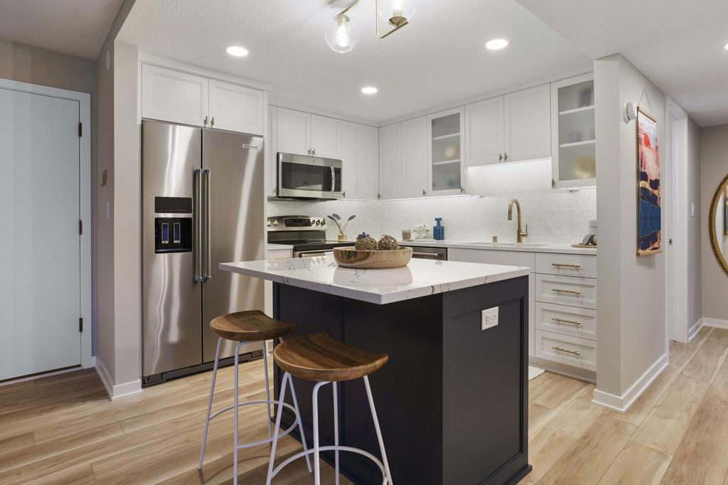 4075 W 51st Street 302, Edina, MN 55424