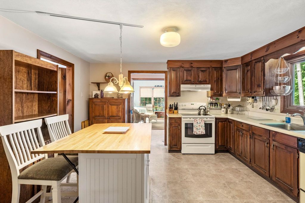 Image 11 of property listing at 2 Noel Street, Hampton, NH 03842
