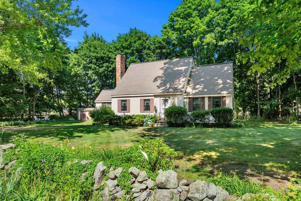 Image 4 of property listing at 2 Noel Street, Hampton, NH 03842