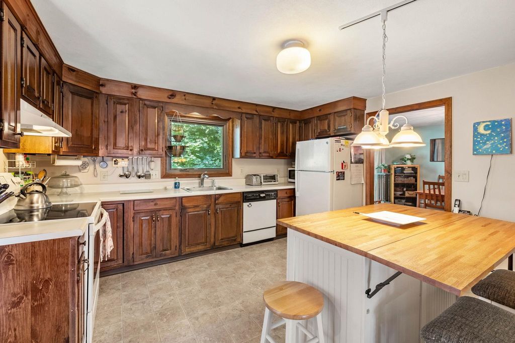 Image 10 of property listing at 2 Noel Street, Hampton, NH 03842