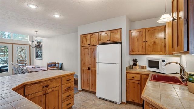 9115 N Mountain View Ln, Spokane, WA 99218