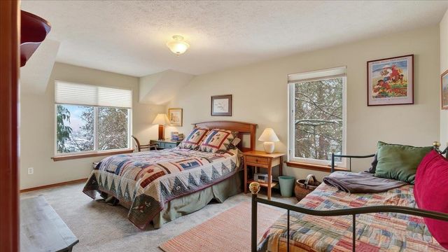 9115 N Mountain View Ln, Spokane, WA 99218