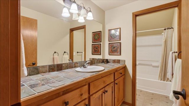 9115 N Mountain View Ln, Spokane, WA 99218