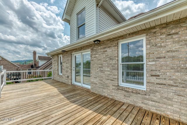 1027 Whittling Wood Drive, Johnson City, TN 37601