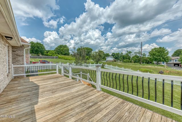 1027 Whittling Wood Drive, Johnson City, TN 37601