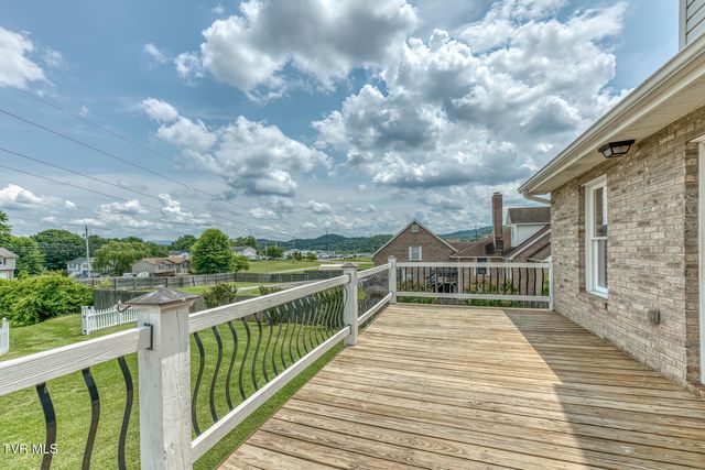 1027 Whittling Wood Drive, Johnson City, TN 37601