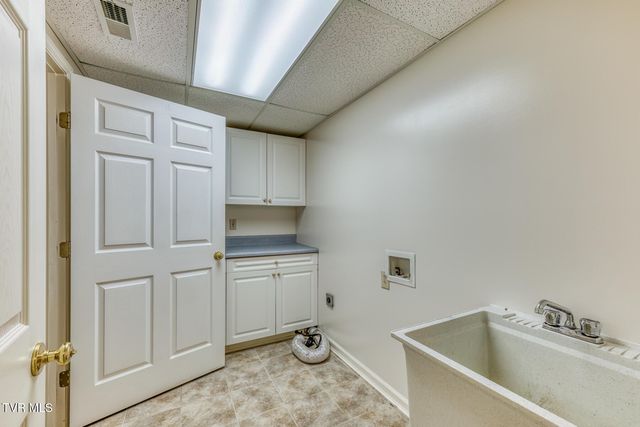 1027 Whittling Wood Drive, Johnson City, TN 37601