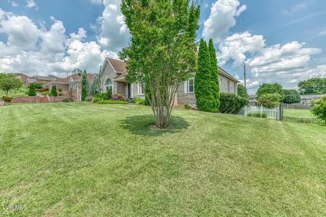 1027 Whittling Wood Drive, Johnson City, TN 37601