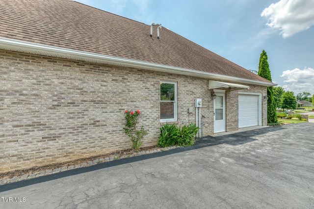 1027 Whittling Wood Drive, Johnson City, TN 37601