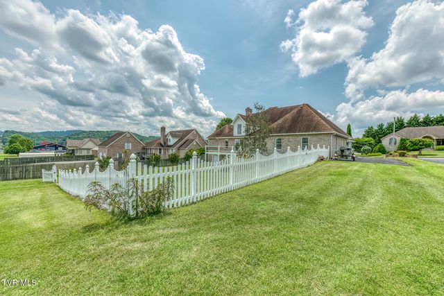 1027 Whittling Wood Drive, Johnson City, TN 37601