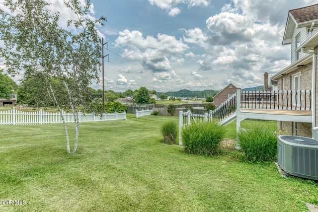 1027 Whittling Wood Drive, Johnson City, TN 37601