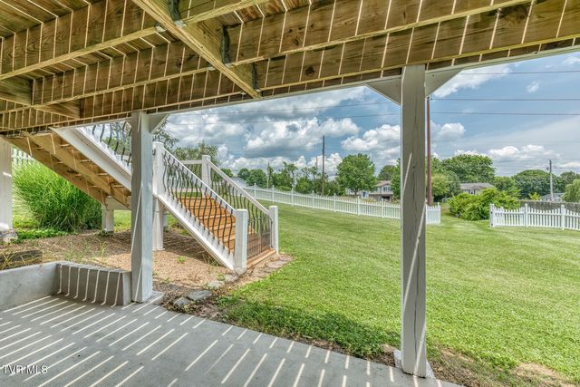 1027 Whittling Wood Drive, Johnson City, TN 37601