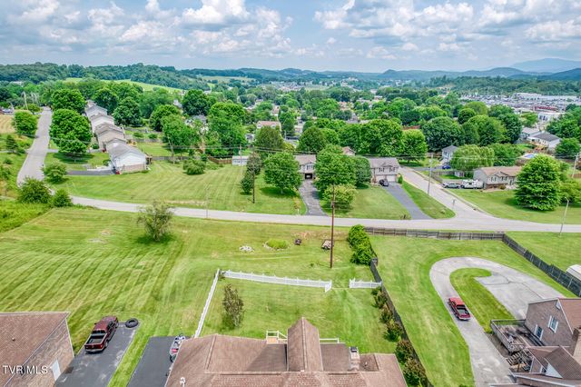 1027 Whittling Wood Drive, Johnson City, TN 37601