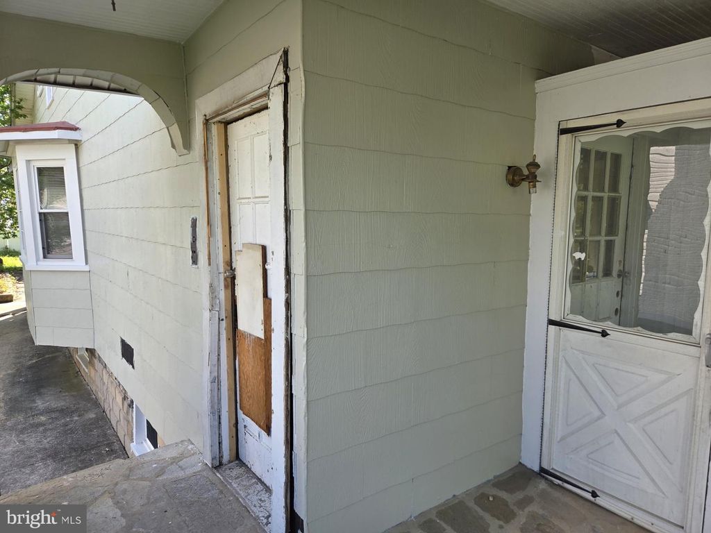 Image 4 of property listing at 2903 MOUNT HOLLY ST, Baltimore, MD 21216