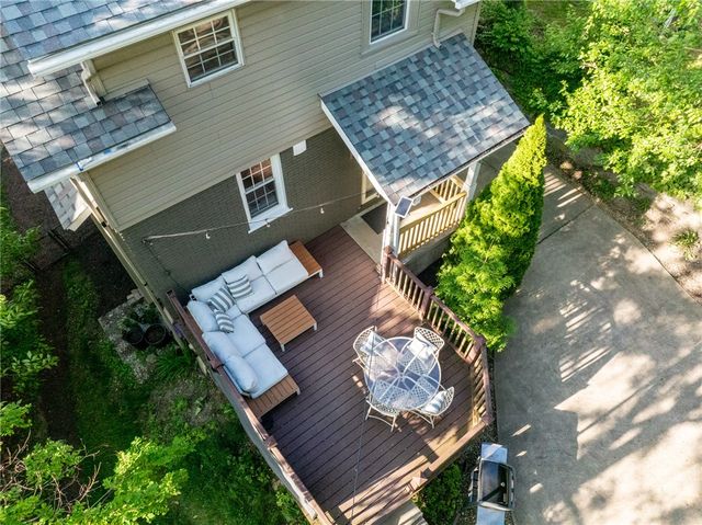 121 Academy Ave, Mt Lebanon, PA 15228