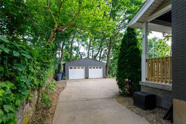 121 Academy Ave, Mt Lebanon, PA 15228